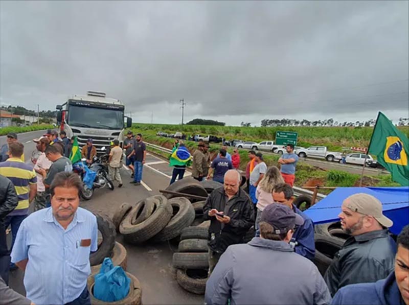 Após 3 dias de protestos contra resultado das urnas, bloqueios chegam ao fim em rodovias da região