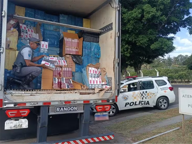 Homem é preso em flagrante com 400 mil maços de cigarros contrabandeados em rodovia de Assis