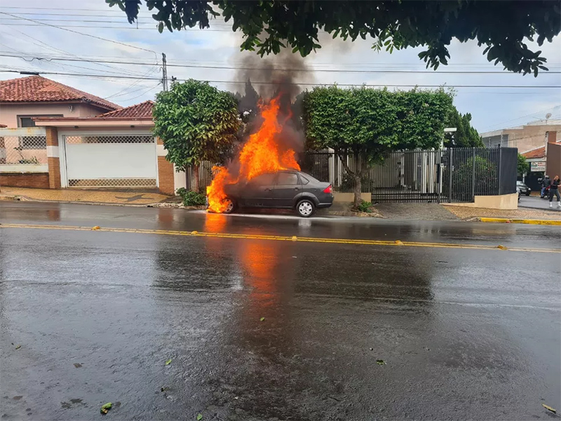 Mulher e crianças saem ilesas de carro em chamas em Tupã