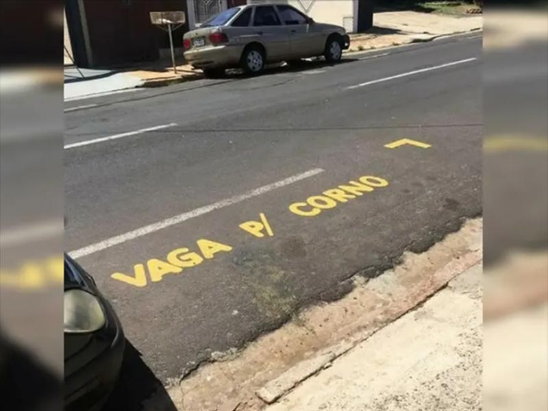 Morador pinta 'vaga p/ corno' na frente da garagem em Garça