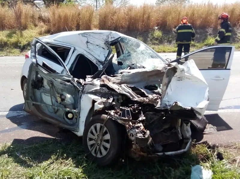 Motorista fica ferida em batida entre carro e carreta na SP-304 em Ibitinga