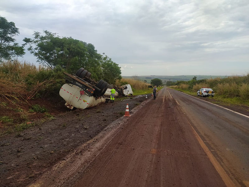 Caminhões carregados com milho e óleo diesel tombam em Rancharia