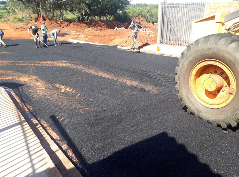 Depois da erosão, asfalto é concluído na Rua Lauro Ferreira Braga