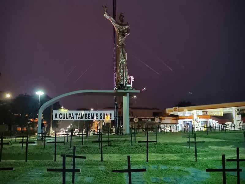 Advogado instala cruzes pretas em rotatória de Assis para homenagear vítimas da Covid