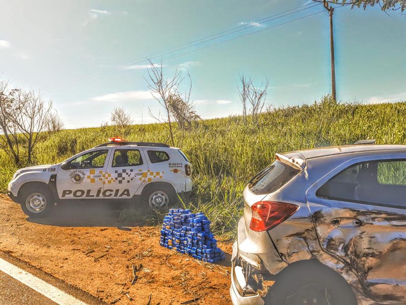 Mais um veículo cheio de drogas se choca contra árvores em rodovia de Paraguaçu