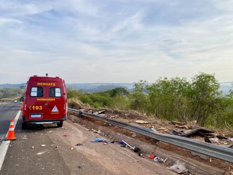 Motorista morre após caminhão carregado com gás cair em ribanceira às margens da SP-294 em Gália
