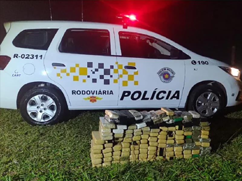 Caminhão abandonado com mais de 140 tabletes de maconha é apreendido na Rodovia Raposo Tavares