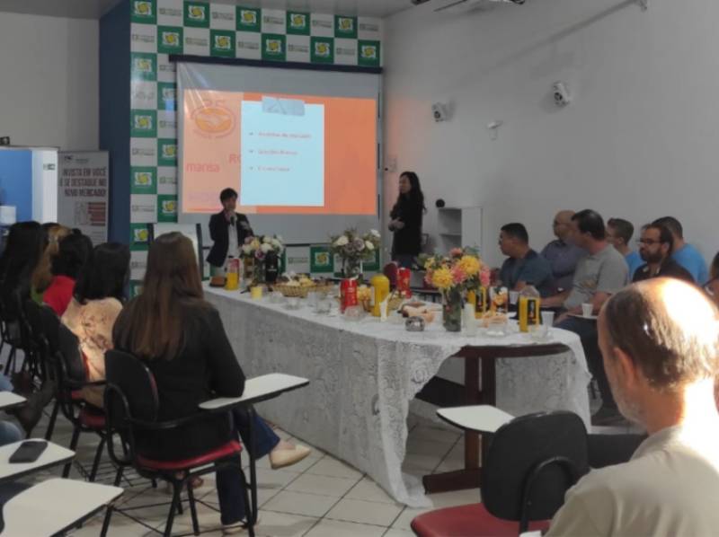 Café com Presidente reúne empresários na ACE e apresenta novidades para o comércio local