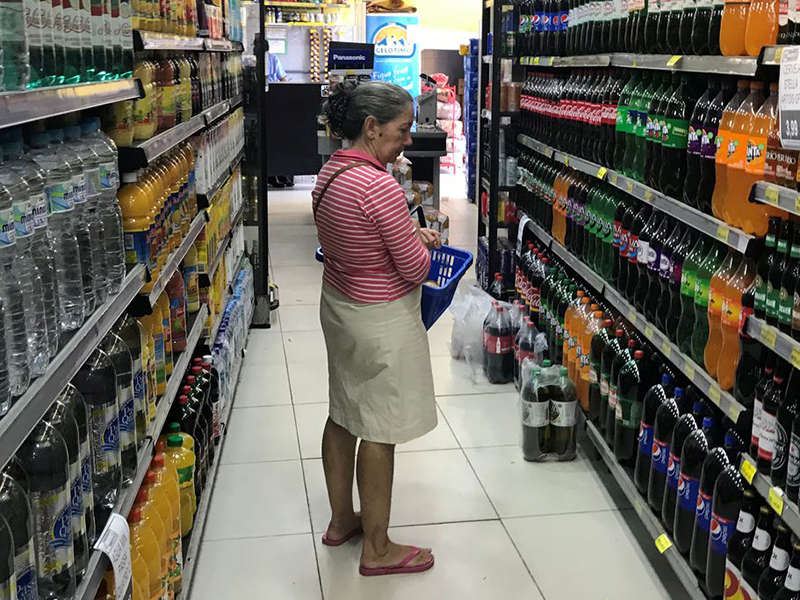 Embalagens ocultam parte dos aditivos em alimentos vendidos no Brasil