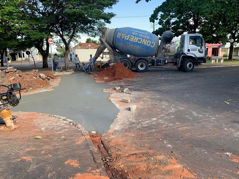 Prefeitura entrega sarjetão na Siqueira Campos