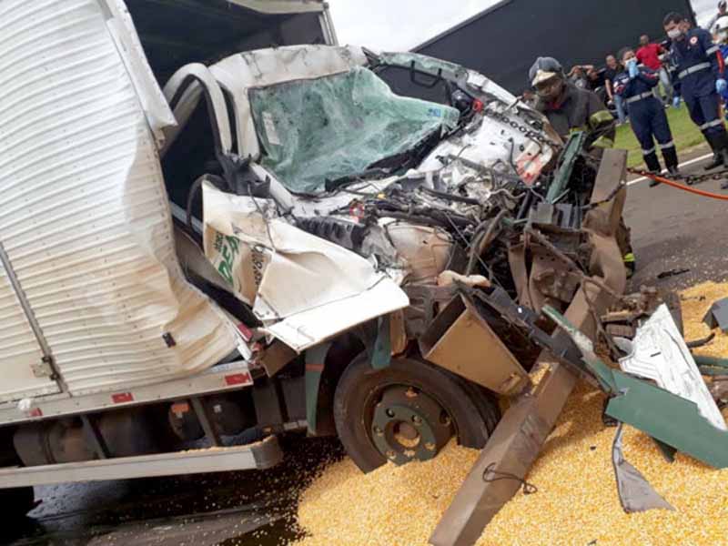 Batida entre caminhões deixa motorista ferido em rodovia de Paraguaçu Paulista