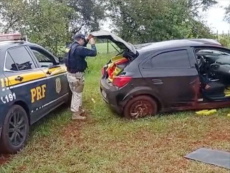 Carro capota com quase meia tonelada maconha em rodovia de Salto Grande