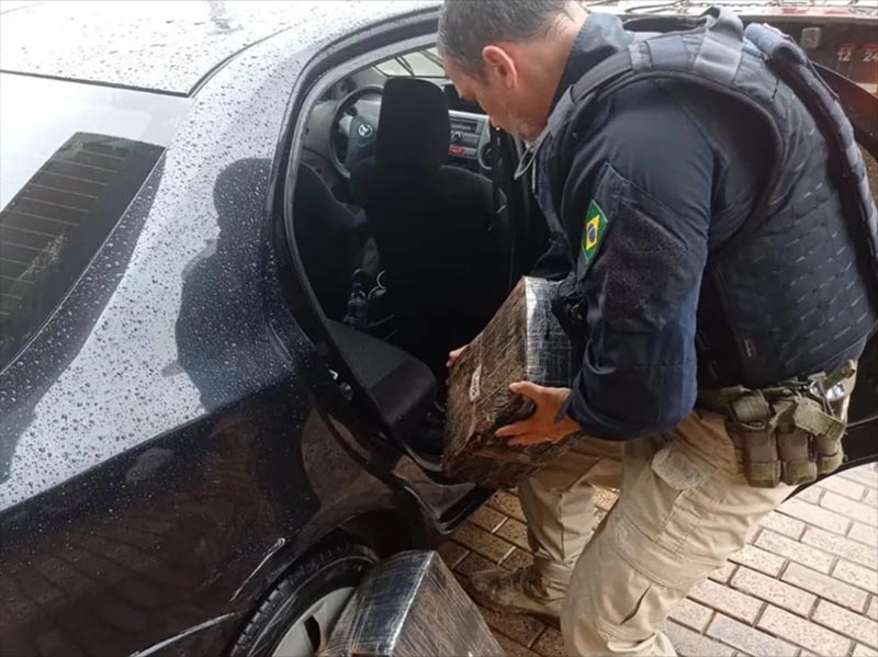 PRF apreende quase 50 quilos de maconha após abordagem de dois veículos em Ourinhos