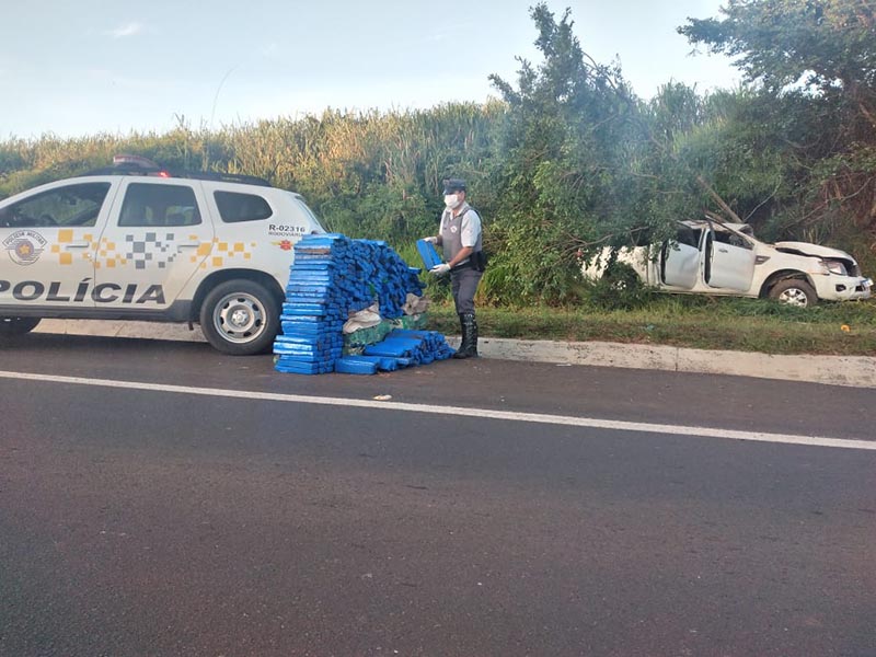 Caminhonete recheada de drogas bate em árvore em rodovia de Paraguaçu Paulista