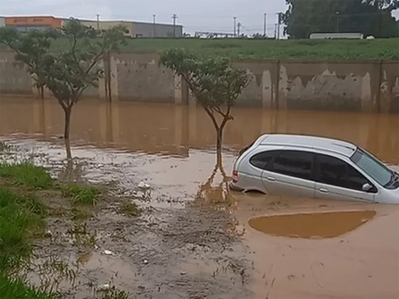 Chuva forte provoca alagamentos e transtornos em Tupã e Marília