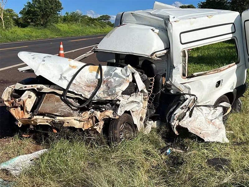 Acidente entre três carros mata homem e deixa outra pessoa gravemente ferida em rodovia de Ibitinga