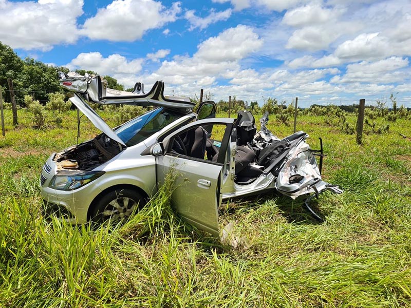 Motorista fica ferido após caminhão de gás bater na traseira de carro em vicinal de Tupã