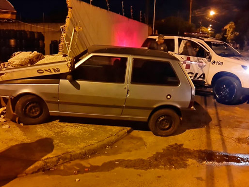 Durante fuga, adolescentes batem carro furtado em muro de estabelecimento comercial em Assis