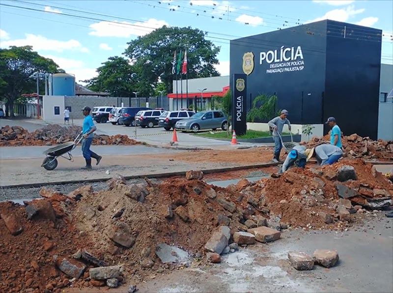 Prefeitura instala sarjetões próximo a delegacia, na Avenida Brasil