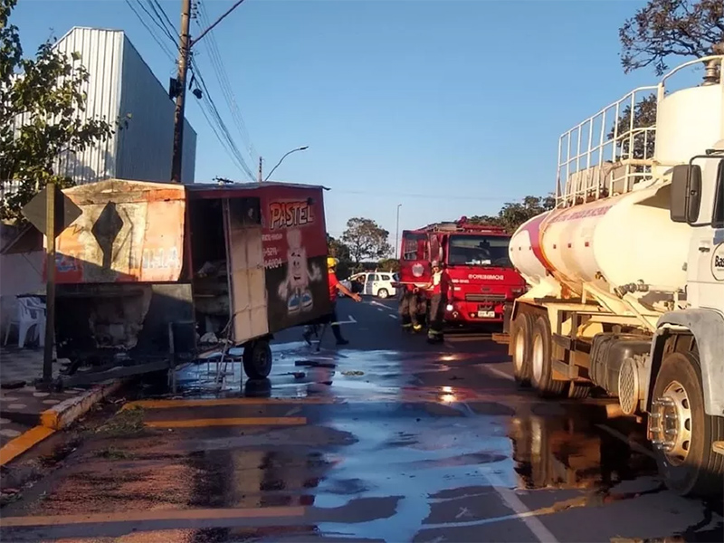 Trailer pega fogo após batida de carro e mulher fica ferida em Bastos