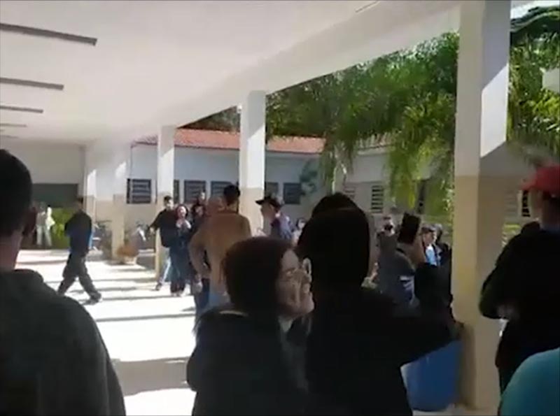 Estudantes protestam contra o retorno do Ensino Integral na escola Cene