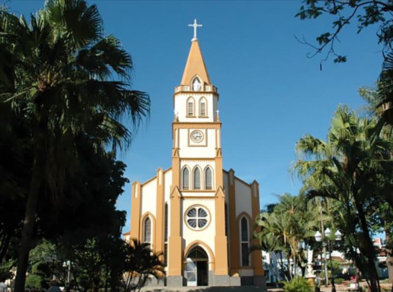 Sino da Igreja Matriz bate em homenagem às vítimas da Covid-19 em Paraguaçu