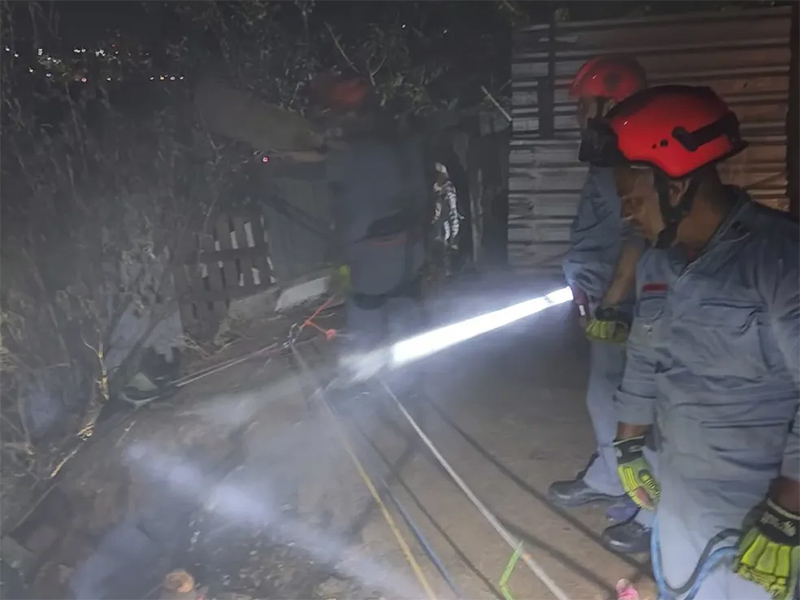 Bombeiros resgatam casal que caiu de penhasco enquanto apagava incêndio em Marília