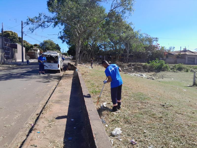 Departamento de Obras realiza diariamente a zeladoria urbana em Paraguaçu Paulista