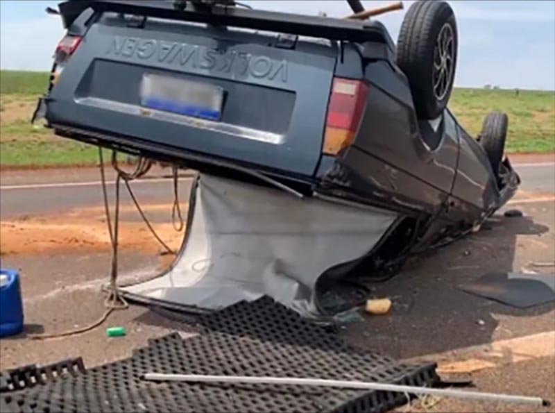 Motorista perde controle, invade pista contrária e capota veículo na rodovia Jaú - Brotas