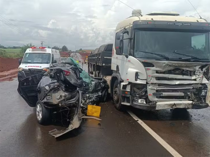 Motorista morre após ter carro atingido por carreta na Rodovia Rachid Rayes em Assis